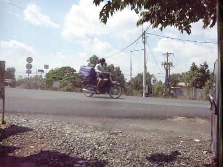 Nài thuốc lá lậu chạy xe bán mạng đổi lợi nhuận